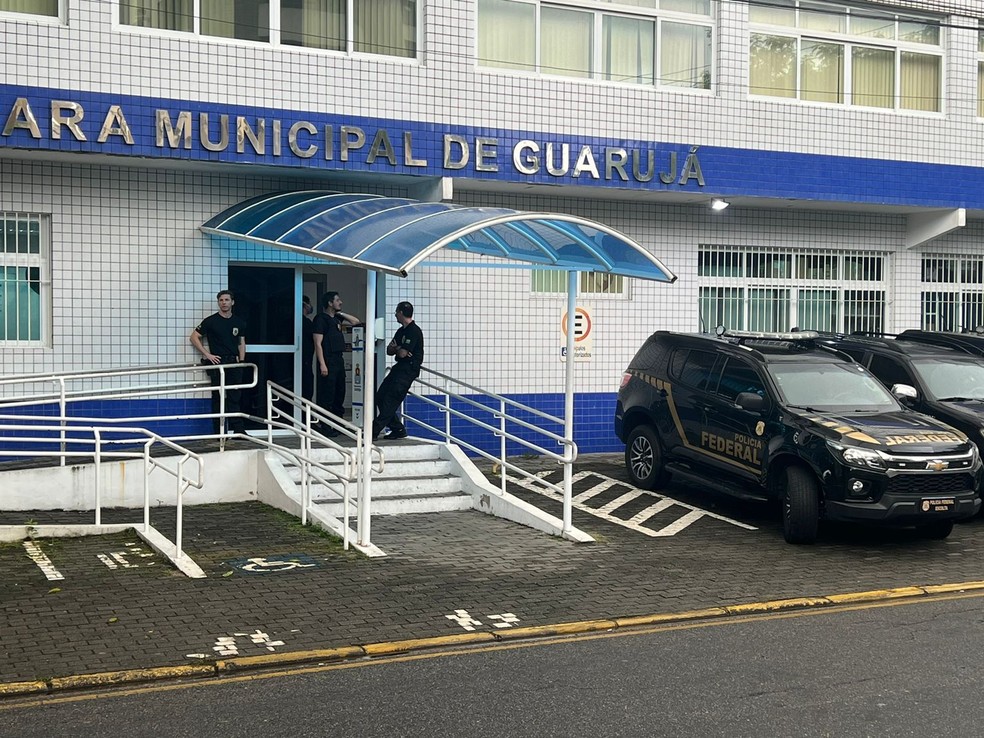 Polícia Federal cumpre mandado na Câmara Municipal de Guarujá na manhã desta terça-feira (29) — Foto: g1 Santos