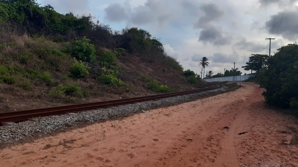 PM e suspeitos trocaram tiros atr&aacute;s de uma f&aacute;brica em Extremoz, na Grande Natal &mdash; Foto: S&eacute;rgio Henrique Santos/Inter TV Cabugi