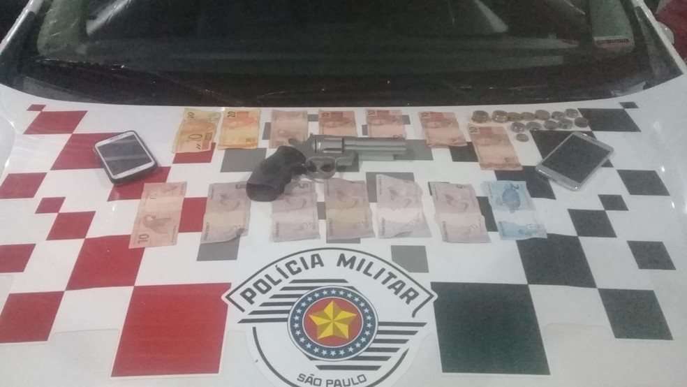 Polícia apreendeu arma de brinquedo, celulares e dinheiro em Avaré (SP) — Foto: Polícia Militar/Divulgação