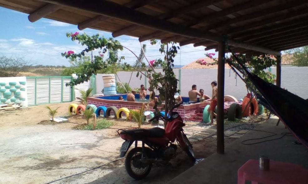 Piscina tamb�m foi constru�da com paletes, no Sert�o da Para�ba � Foto: Arquivo Pessoal/Adeilton Alves