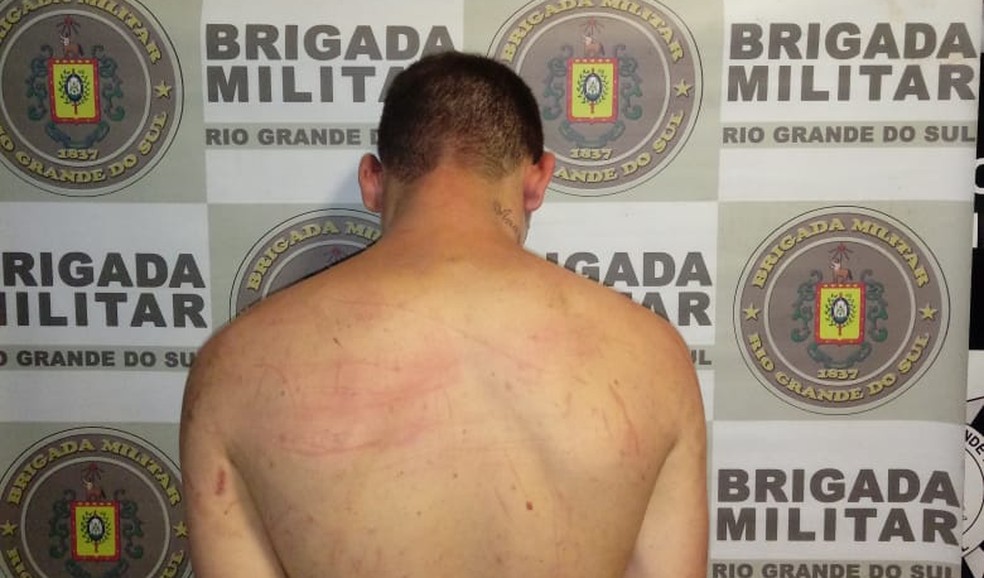 Suspeito foi localizado ao sair da mata, às margens da BR-290. — Foto: Brigada Militar/Divulgação