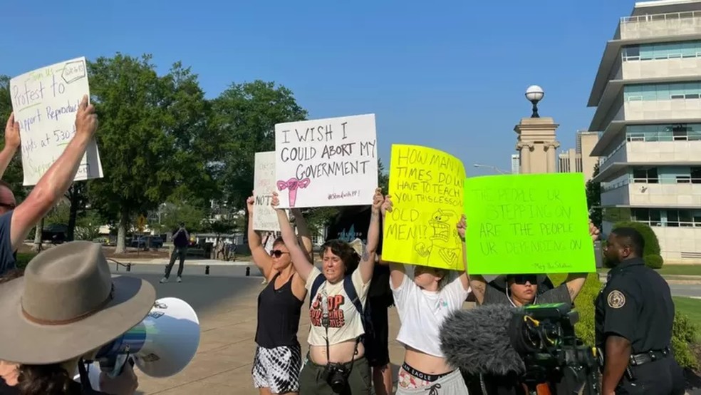 Manifestantes pró-aborto se reuniram no Arkansas — Foto: BBC