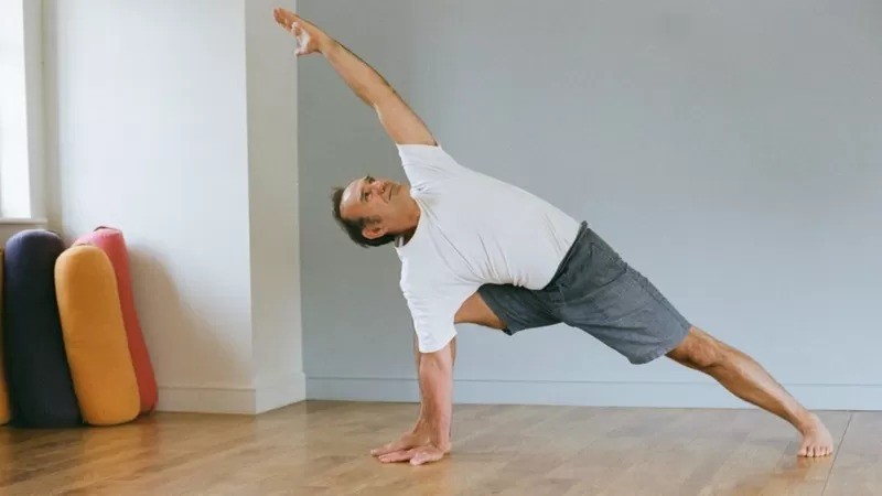 Yoga tem sido importante para Steve no controle de sua depressão (Foto: Emily Walker via BBC News)