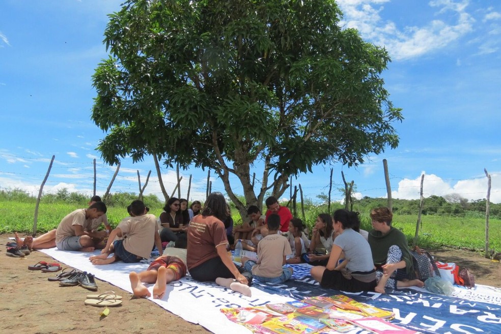 Chá literário nas comunidades campesinas.  — Foto: Arquivo pessoal/ Escola dos Nossos Sonhos