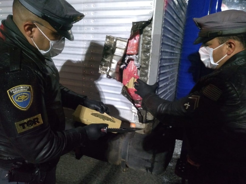 Drogas apreendidas em Itatinga (SP) estavam escondidas no compartimento falso de um caminhão com placas de Santa Catarina — Foto: Polícia Rodoviária/ Divulgação