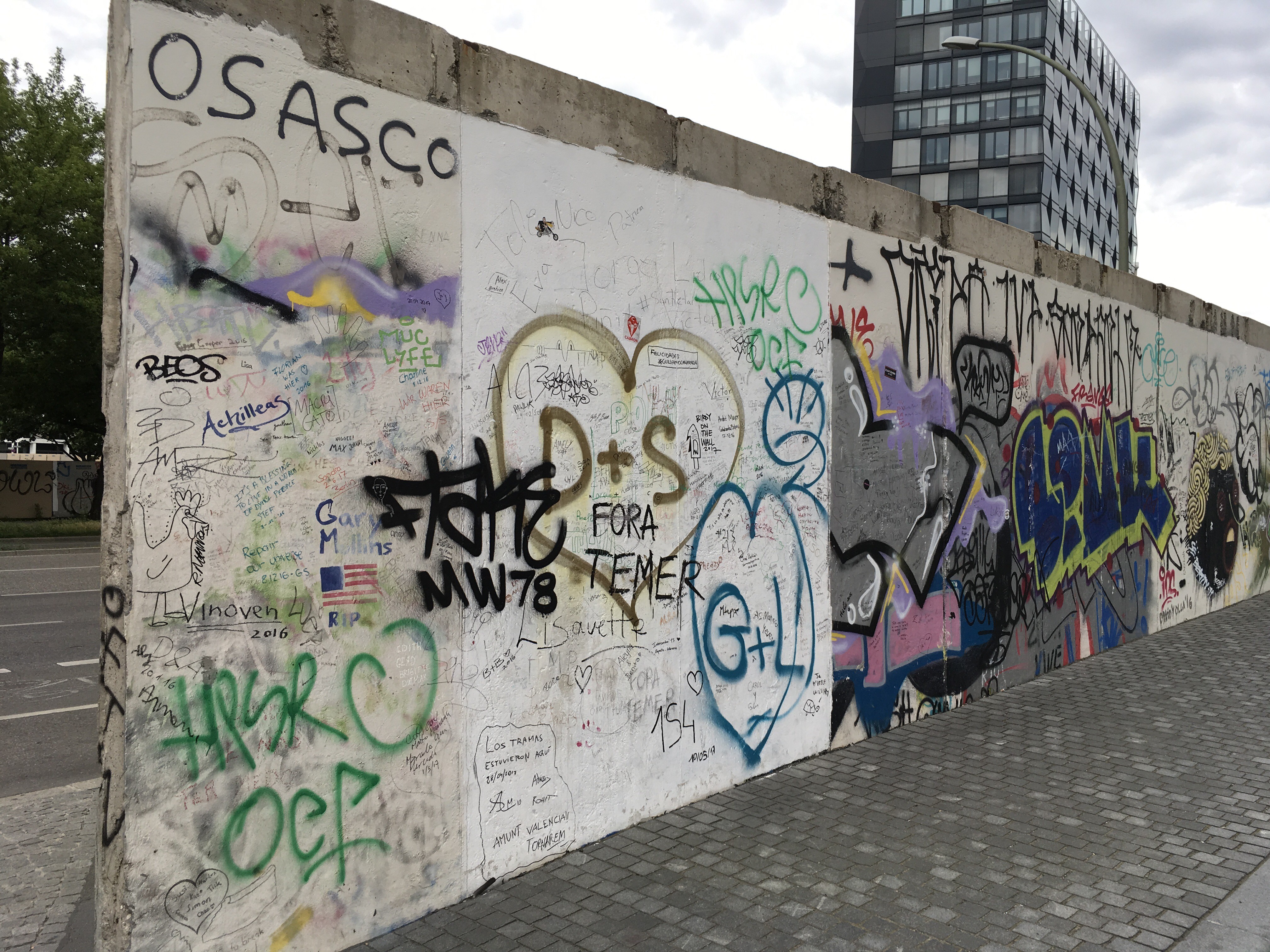 'Fora, Temer' no Muro de Berlim