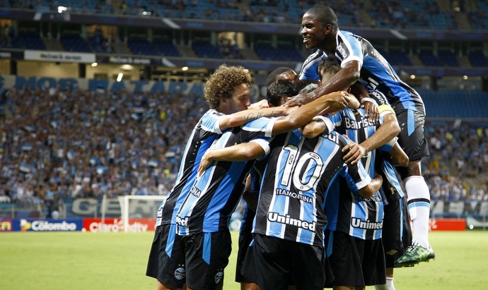 Com vitória e reforços, Grêmio recebe abraço da torcida e ganha novo fôlego