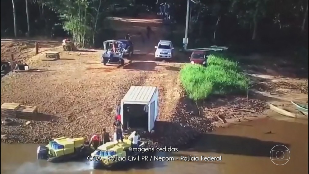 Imagens da Polícia Federal mostram embarque de contrabando à beira do Lago de Itaipu, no Paraguai — Foto: GOA - Polícia Civil PR / Nepom - Polícia Federal