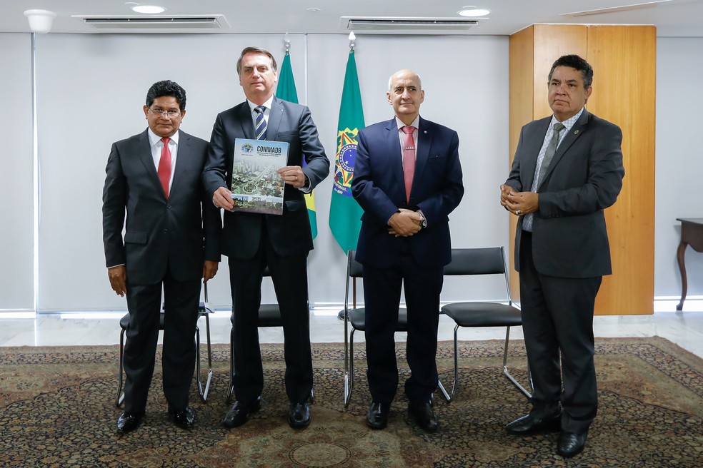 Em outubro de 2019, Bolsonaro e o ministro Luiz Eduardo Ramos receberam os pastores Gilmar Santos (à esquerda) e Arilton de Moura (à direita) — Foto: Carolina Antunes/PR
