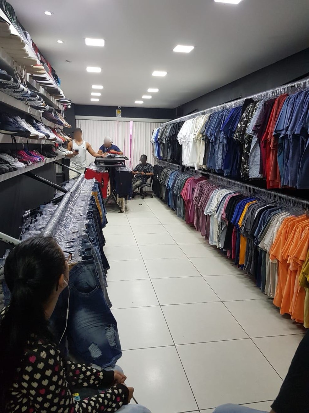 Clientes estavam em shopping no momento da ação policial (Foto: Divulgação)