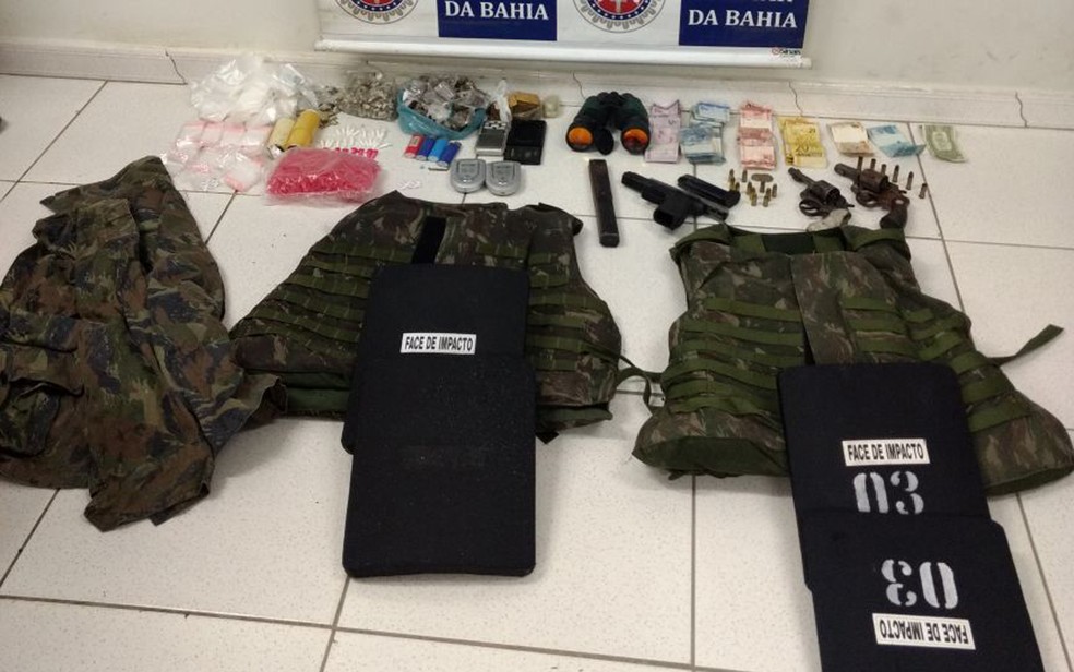 Material foi apreendido com criminosos em Porto Seguro (Foto: Divulga&ccedil;&atilde;o/ 8&ordf; BPM - Porto Seguro)