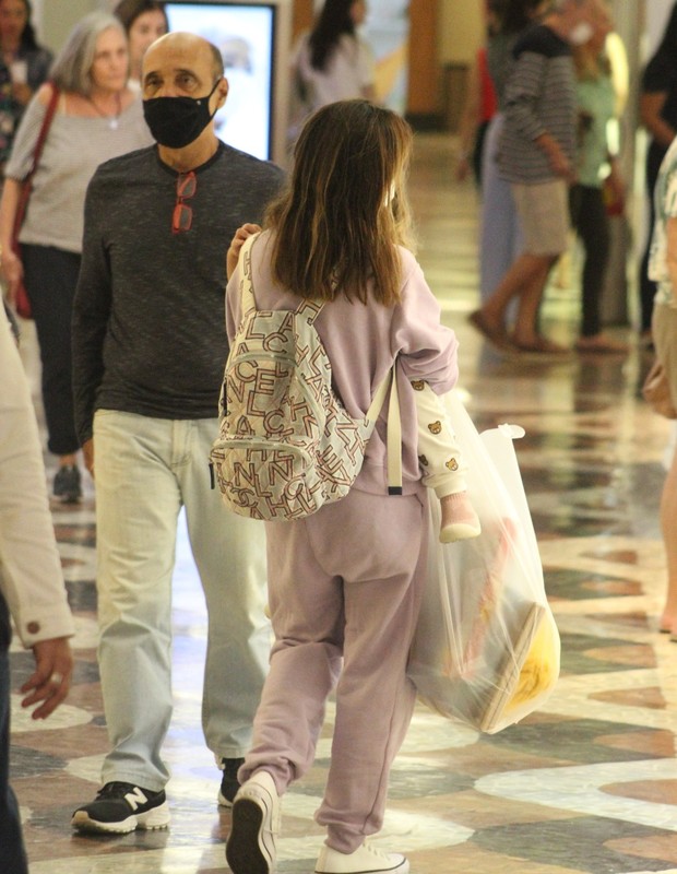 Tata Werneck e Clara Maria em shopping no Rio de Janeiro (Foto: Adão/AgNews)