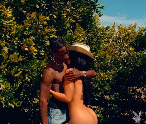 Kylie Jenner abraçada a Travis Scott no ensaio protagonizado por ela para a revista Playboy (Foto: Instagram)