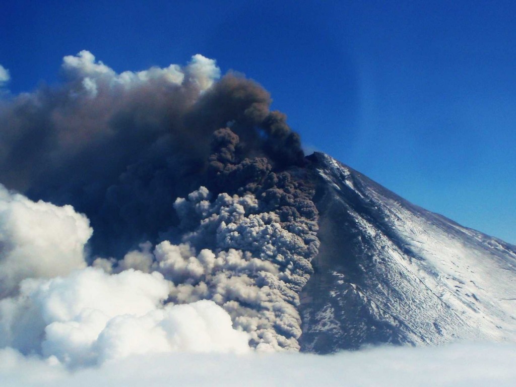 Desde 1966, 10 erupções já foram registradas no Vulcão Pavlof (Foto: Divulgação/Estado do Alasca)