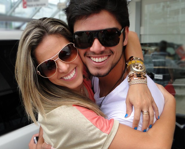 Rodrigo Simas e Raquel Guarini mostram carinho no reencontro (Foto: Domingão do Faustão / TV Globo)