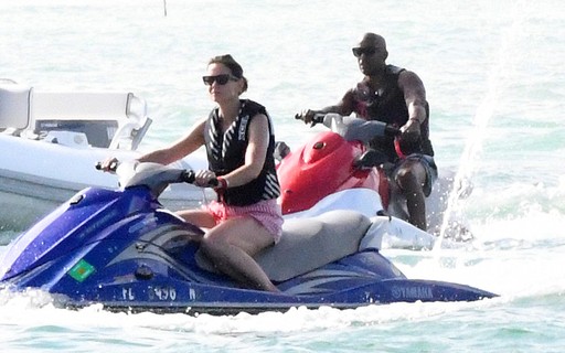 Katie Holmes e Jamie Foxx se divertem em passeio de jet ski em Miami