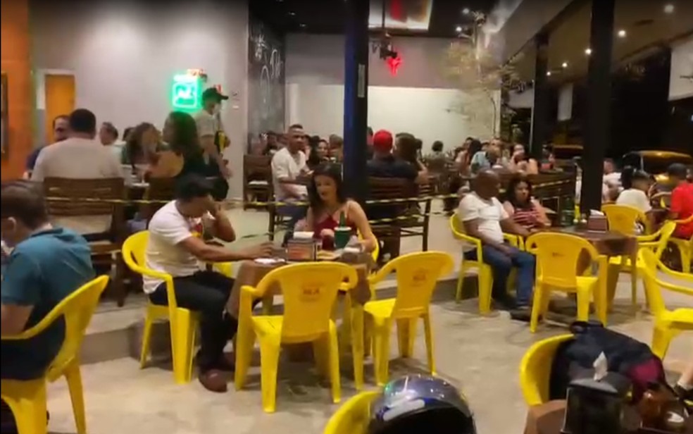 Bares devem manter distância entre mesas e clientes só podem consumir sentados — Foto: Reprodução/TV Anhanguera