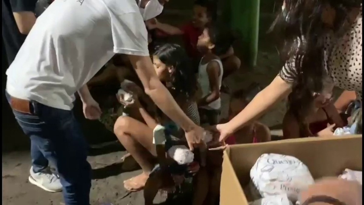 Ex-ambulante doa lanches para crianças que vivem em palafitas no Recife: 'Só quem já passou sabe o que é a fome', diz - Vimarsana News