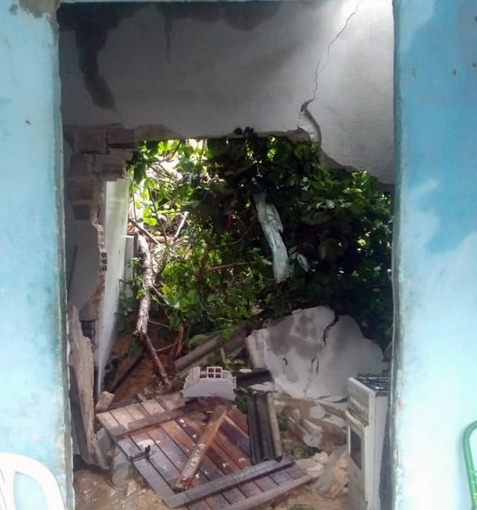 Cozinha de casa foi danificada por barreira em Olinda — Foto: Everaldo Silva/TV Globo