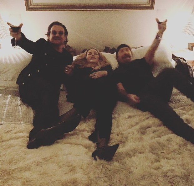 Madonna divide cama com Bono Vox e The Edge, do U2 (Foto: Reprodução/Instagram)