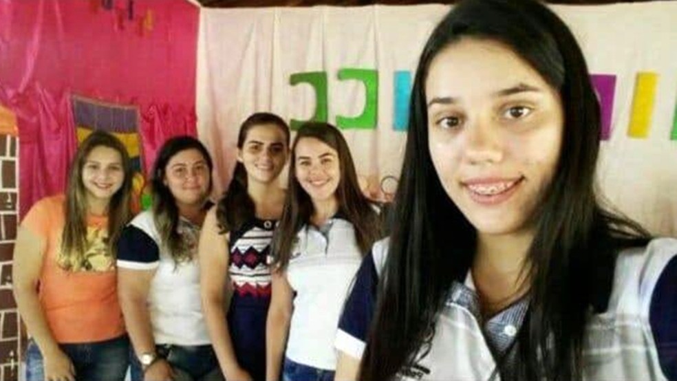 Bruna Oliveira (em primeiro plano) e colegas de turma não aceitaram acordo com a instituição de ensino — Foto: Arquivo Pessoal/Bruna Oliveira