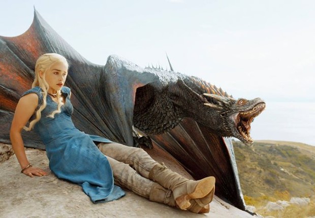 A atriz Emilia Clarke, em cena de Game of Thrones, série da HBO (Foto: Reprodução/Facebook)