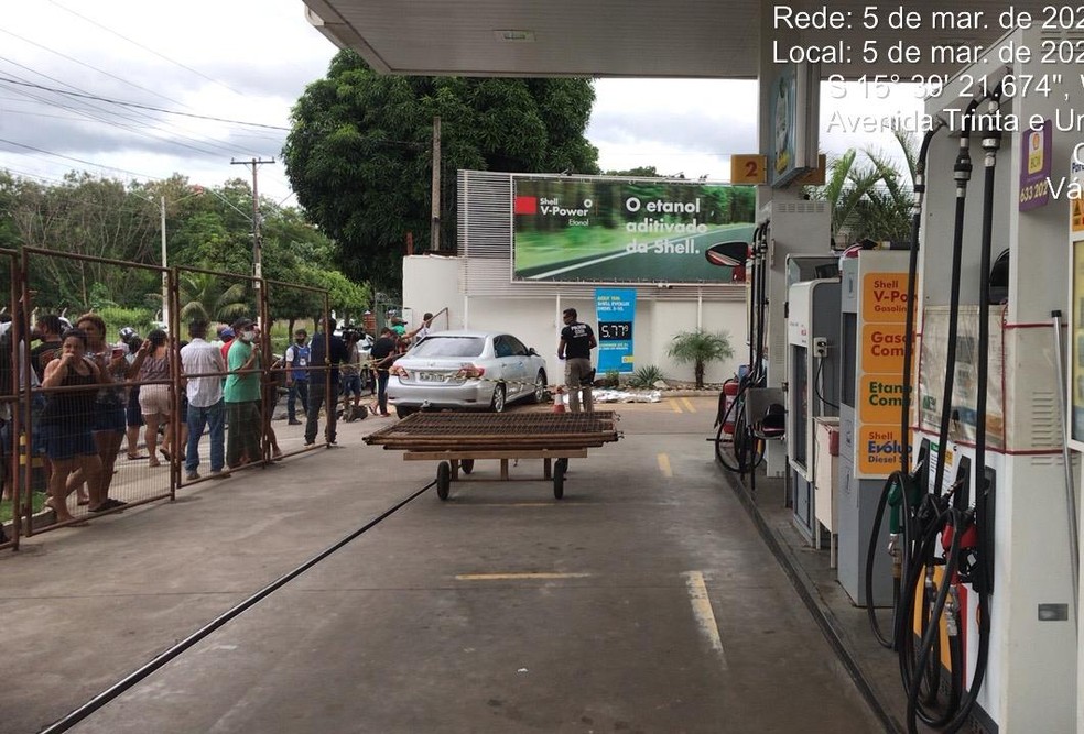 Motorista atropelou frentista de posto — Foto: Divulgação