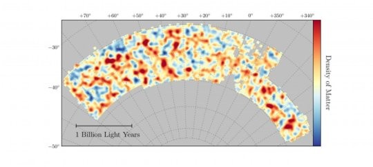 Mapa preliminar com os resultados do primeiro ano do DES: regiões em vermelho têm maior concentração de matéria escura (Foto: Reprodução)