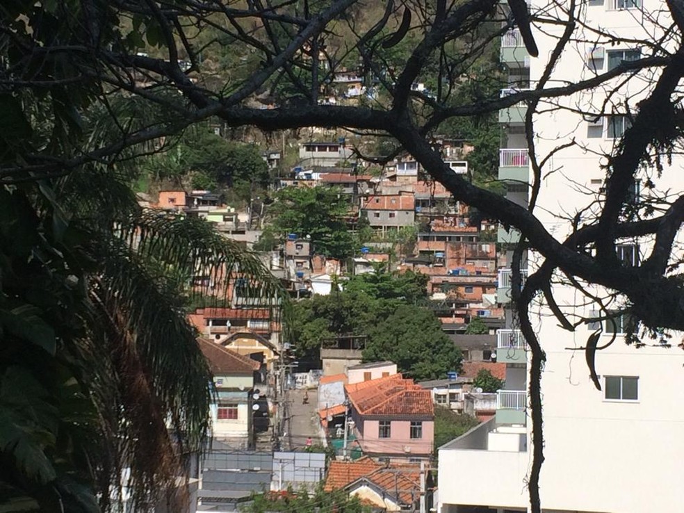 Morro Souza Soares fica em frente ao hospital (Foto: Alba ValÃ©ria MendonÃ§a / G1)