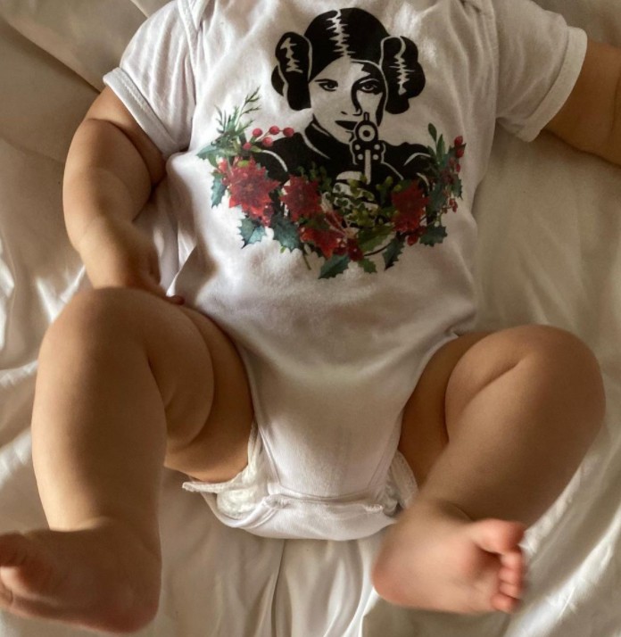 O filho de Billie Lourd e Austen Rydall usando um macacão da Princesa Leia (Foto: Reprodução / Instagram)