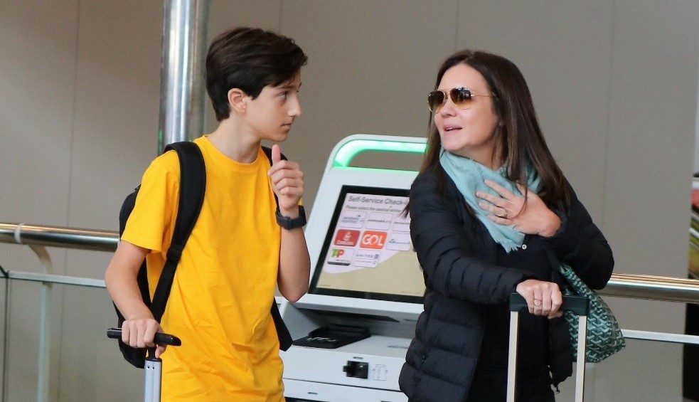 Adriana conversa com Vicente no aeroporto (Foto: Fábio Moreno/Agnews)