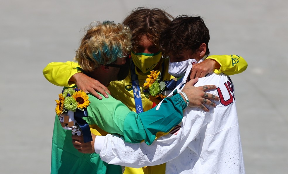 Pedro Barros abraça Keegan Palmer e Cory Juneau no pódio do skate park das Olimpíadas de Tóquio 2020 — Foto: REUTERS/Lisi Niesner