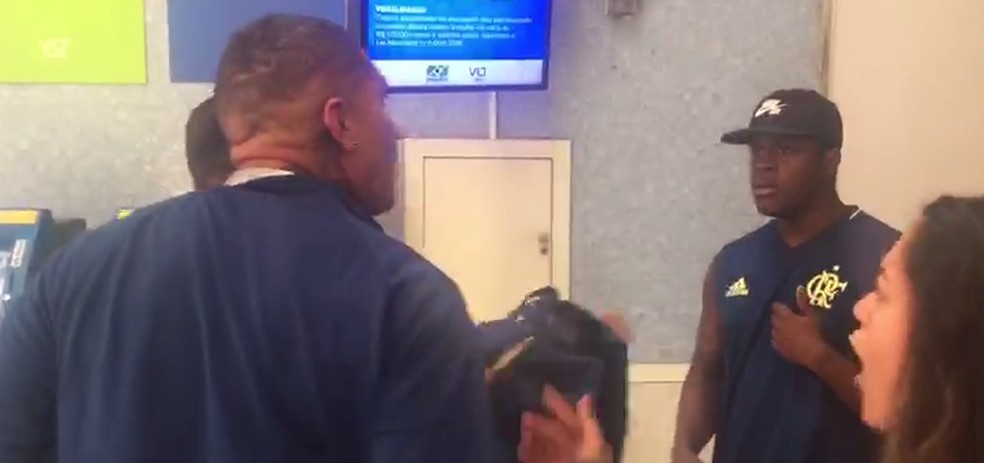 Guerrero discute com torcedor em desembarque do Flamengo em agosto de 2017 (Foto: Reprodu&ccedil;&atilde;o)