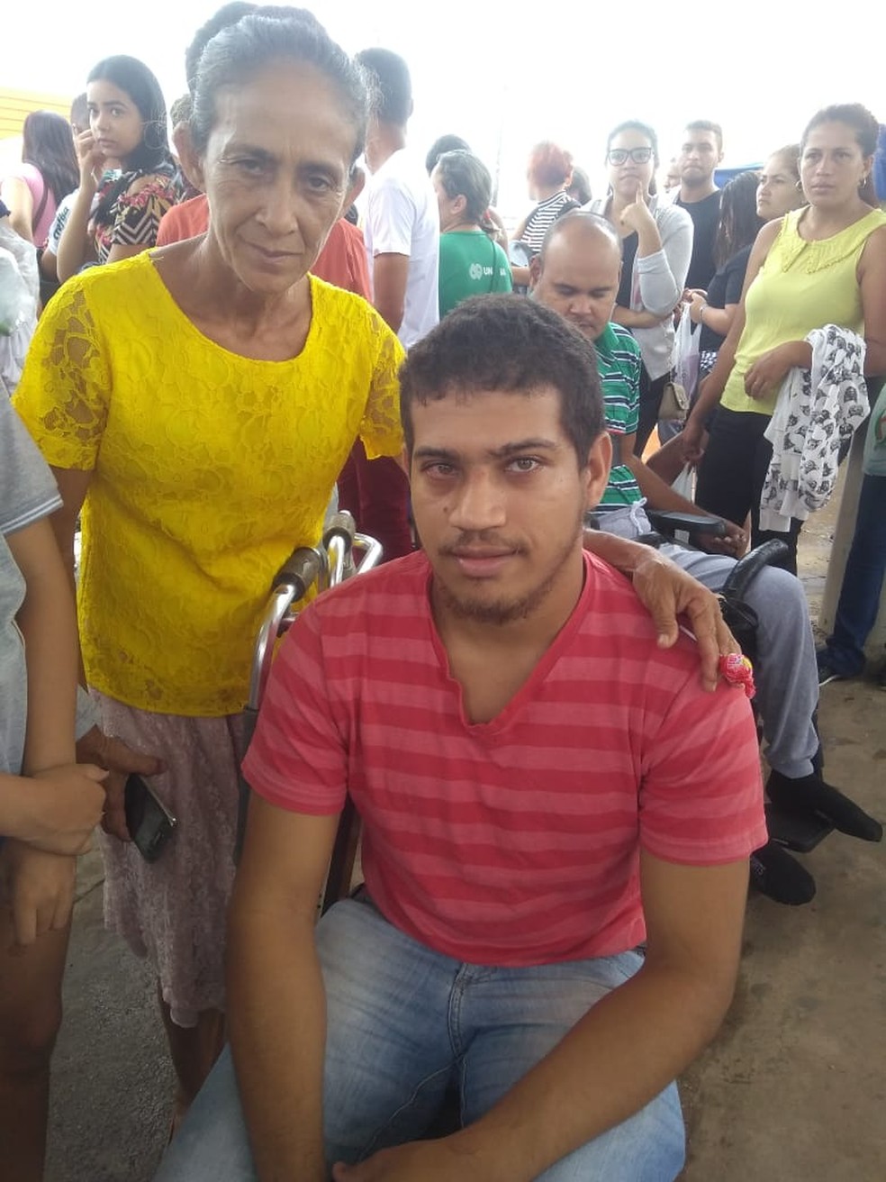 ENEM 2019 - DOMINGO (10) - RIO BRANCO (AC) - Deficiente físico conta com ajuda da mãe e de um andador para chegar ao local do Enem no AC — Foto: Alcinete Gadelha/G1