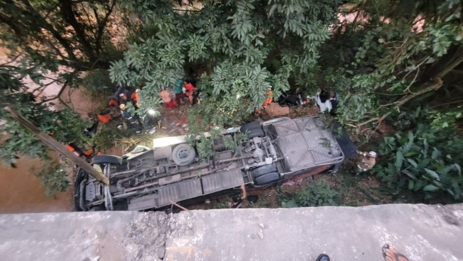 Ônibus que levava time de futebol despencou de ponte na BR-116 em Minas, matando quatro
