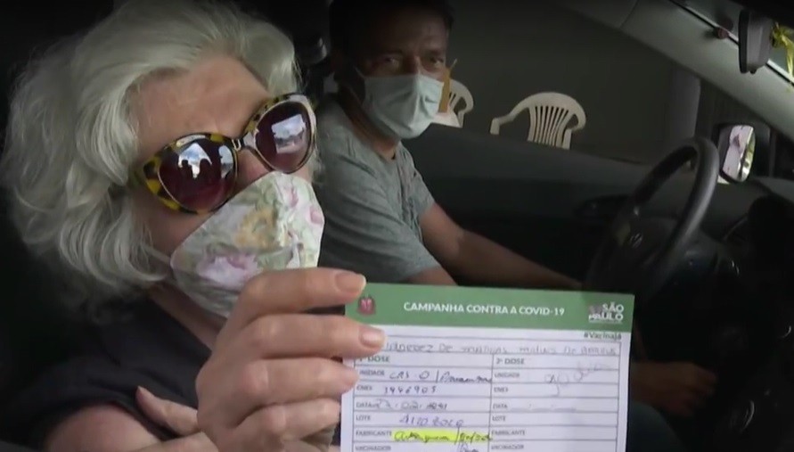 Walderez de Barros é vacinada em SP (Foto: Reprodução/TV Globo)