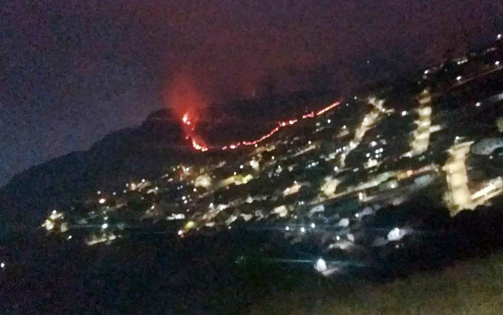Incêndio de grandes proporções atinge o Pico dos Dias e chega próximo a casas em Brazópolis — Foto: Reprodução / Redes Sociais