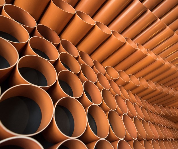 Hamburgueria na Polônia é decorada com 300 tubos de PVC  (Foto: FOTOS PATRICK LEWINSKI / DIVULGAÇÃO)