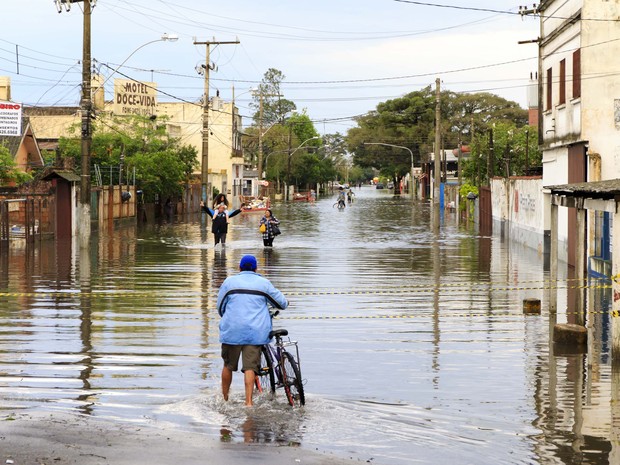 Danos causados pelo temporal na cidade de Canoas (RS) são vistos na tarde desta quinta-feira (Foto: JEFERSON GUAREZE/FUTURA PRESS/ESTADÃO CONTEÚDO)