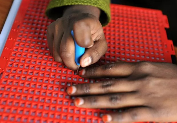 O sistema braille se espalhou pelo mundo — na foto, uma menina indiana escreve em braille (Foto: GETTY IMAGES (via BBC))