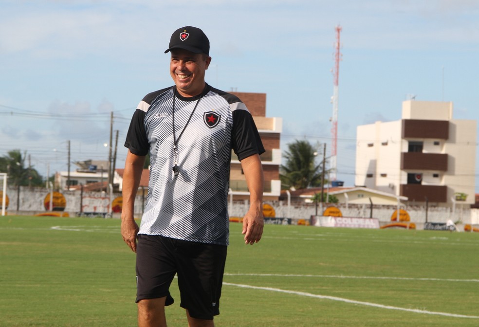 Evaristo Piza sempre deixou claro que a prioridade era renovar com o Botafogo-PB — Foto: Vitor Oliveira / GloboEsporte.com