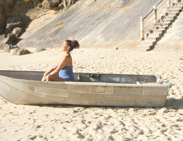 Giovanna Gold medita em praia carioca (Foto: Daniel Delmiro/AgNews)