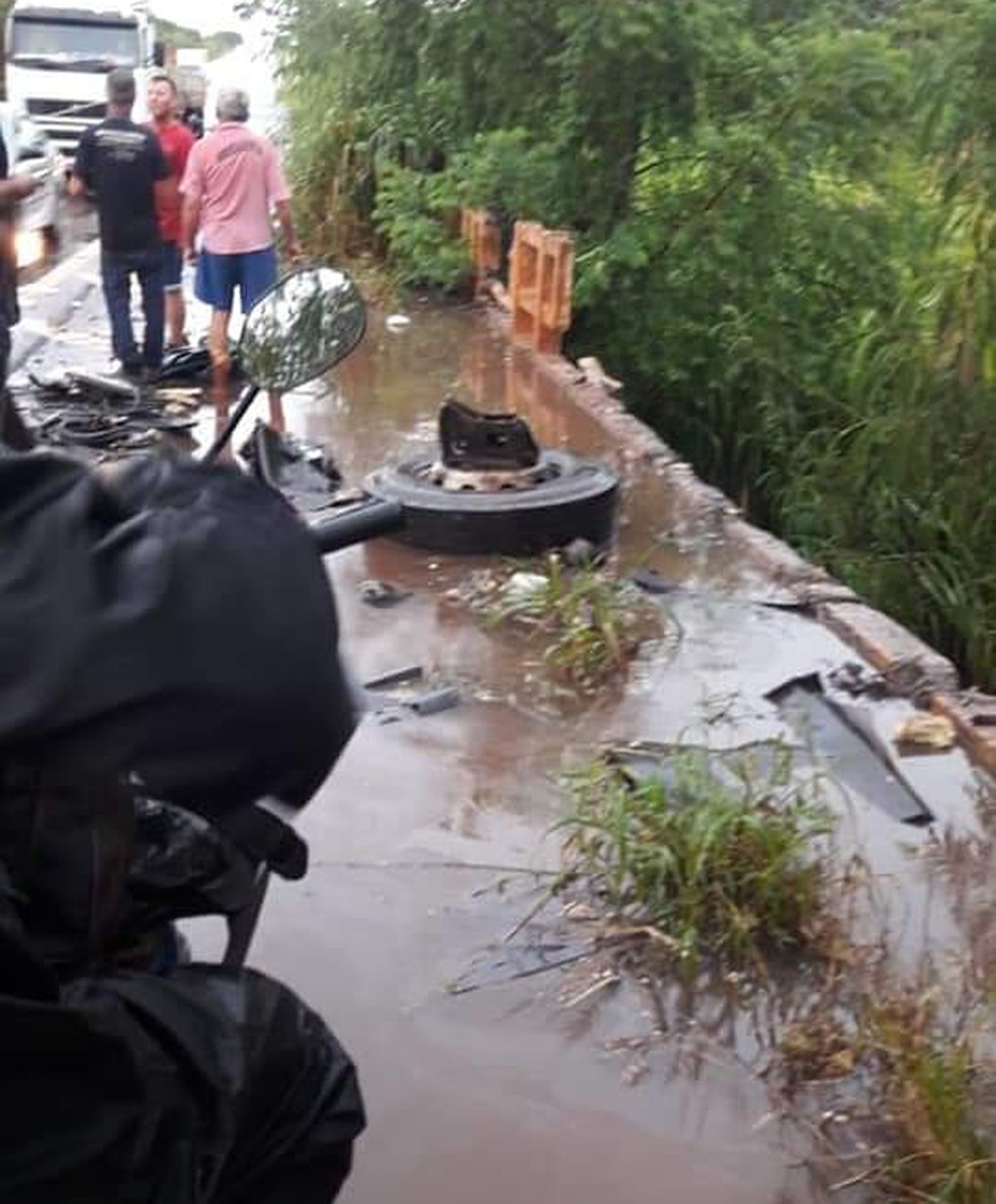 Caminhão cai em córrego após batida e motorista fica 'ilhado' até ser resgatado — Foto: Reprodução/Redes Sociais