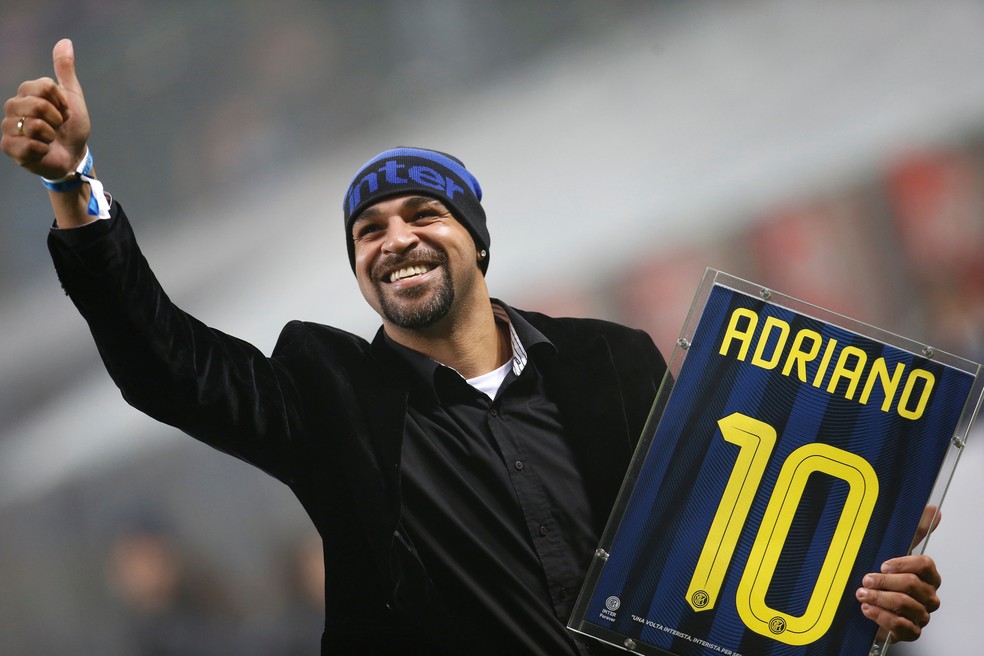 Adriano homenagem Inter de Milão — Foto: Reuters