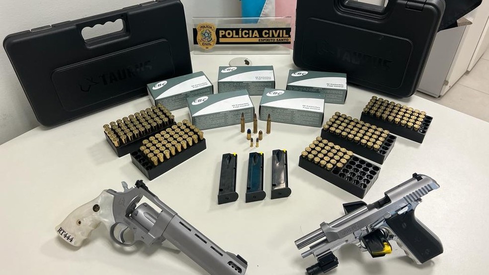 Material apreendido pela Polícia Civil com grupo de quatro pessoas suspeito de fornecer armas e munição para traficantes da Grande Vitória. — Foto: Polícia Civil/Divulgação