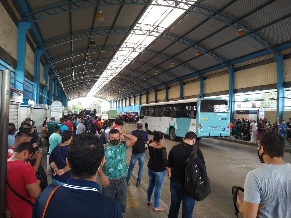 Terminal de ônibus registra movimento intenso na manhã desta terça. Ônibus voltaram a circular — Foto: Paulo Frazão/Rede Amazônica
