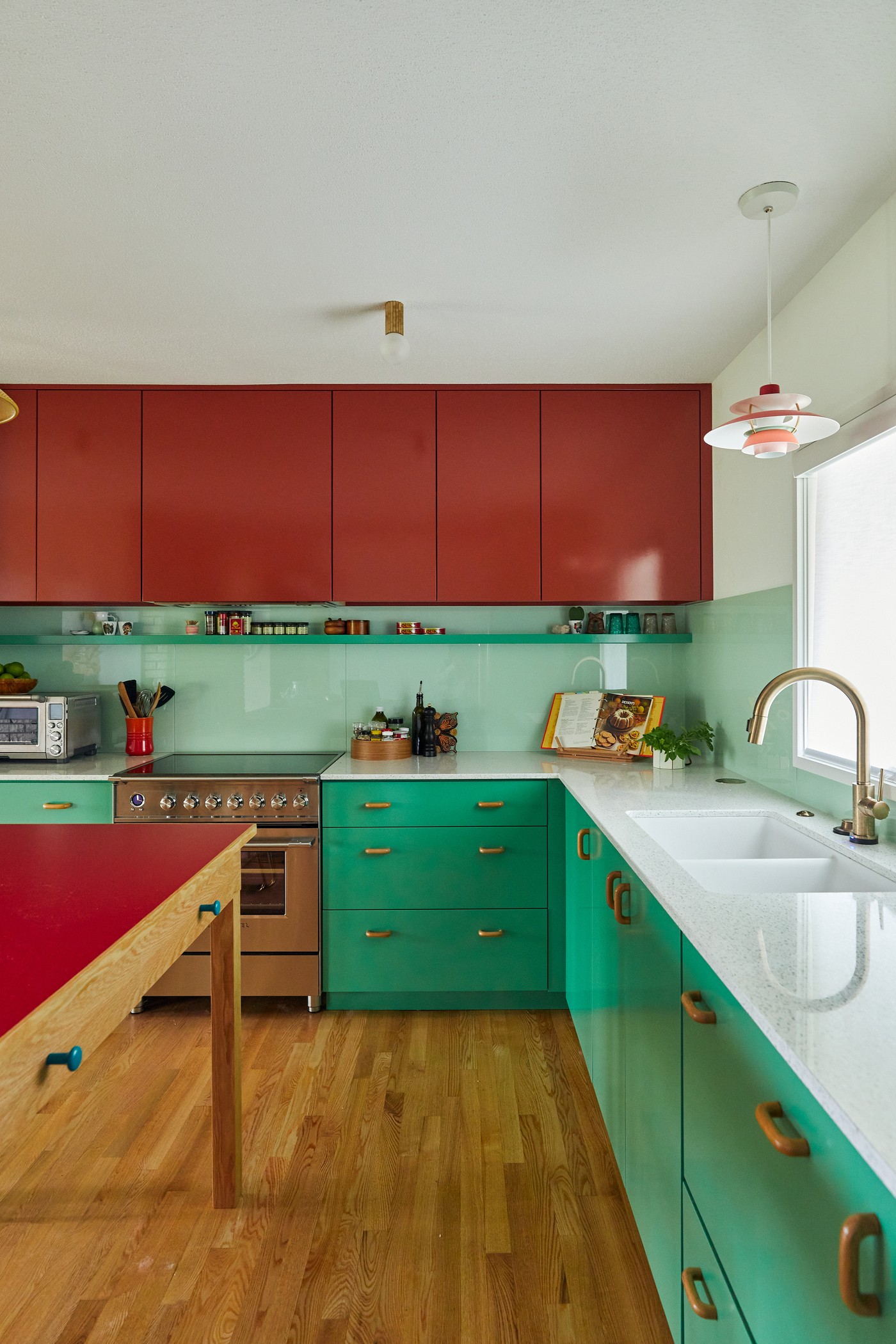 Décor do dia: verde e vermelho colorem esta cozinha, nos Estados Unidos (Foto: Wing Ho/ Canary Grey)