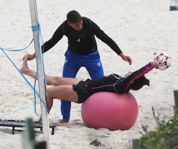 Giovanna Antonelli faz exercícios em praia carioca (Foto: AgNews)