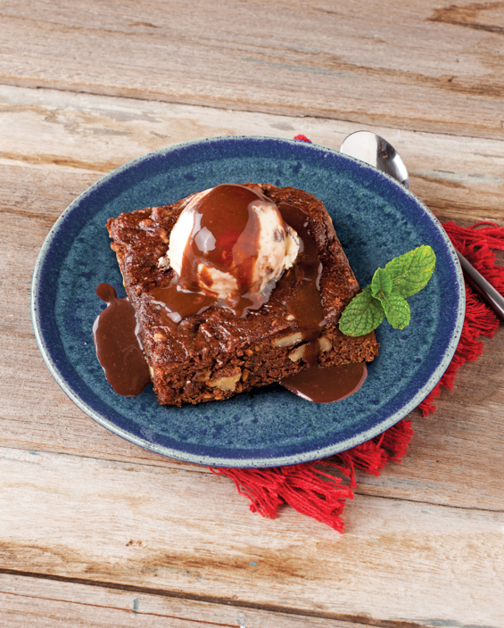 Brownie vegano com nozes e linhaÃ§a (Foto: DivulgaÃ§Ã£o)