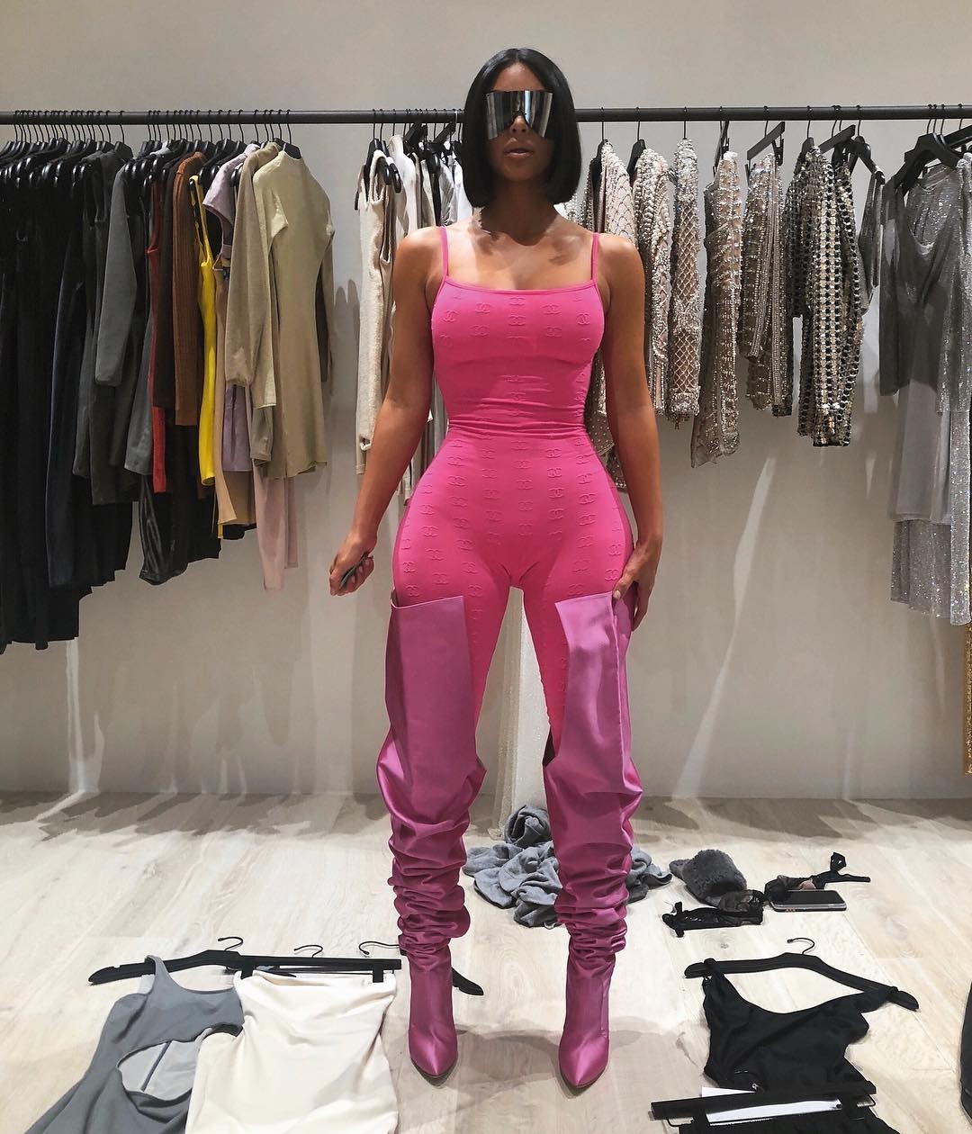 Kim Kardashian Usa Jumpsuit Vintage Em Look All Pink Vogue Gente